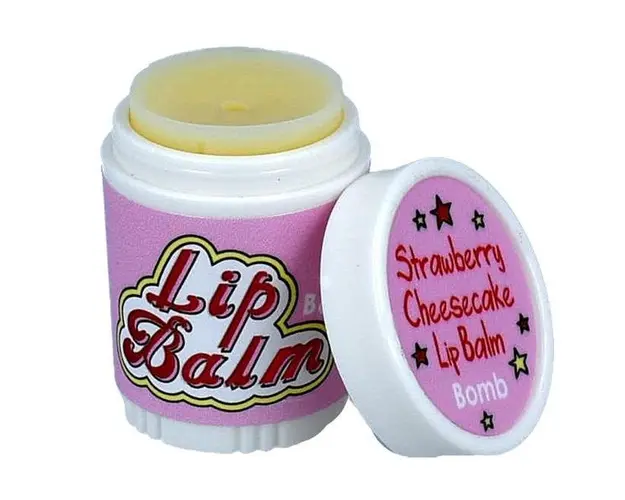 Balsam buze Strawberry Cheesecake nou, Bomb Cosmetics, 4.5 g
