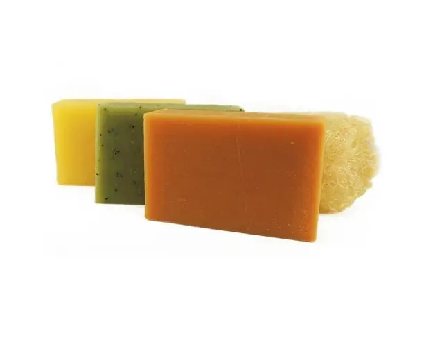 Set Cadou - 3 sapunuri naturale x 90g: cu Citrice si Verbina, cu Salvie si Eucalipt, cu Shea si Burete natural lufa 10g, Lucille
