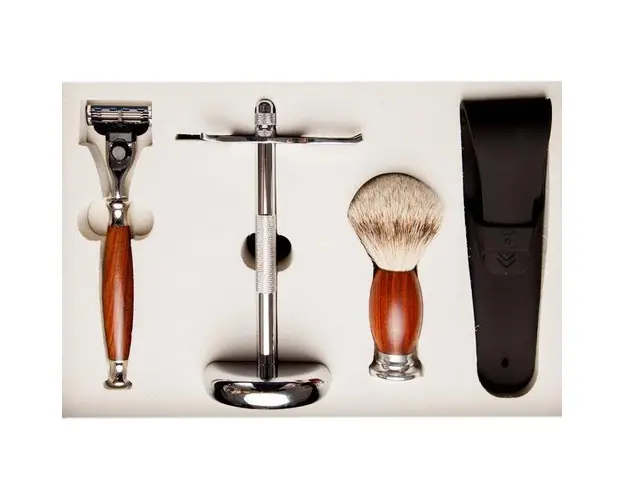 Set cadou barbierit clasic cu Safety Razor, maner din lemn santal, lama dubla, pamatuf par bursuc si suport metal