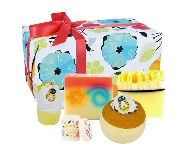 Set cadou Bee-utiful Bomb Cosmetics (balsam buze 4.5g, sapun solid 100g x 2 buc, bila baie 160g x 2 buc) 