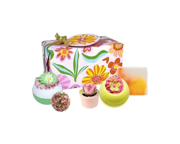 Set cadou Bloom, 5 produse, 2 x bila baie 160 g, 1 x sare baie creamer 30 g, 1 x sare baie mallow, 1 x sapun solid 100 g, Bomb Cosmetics 