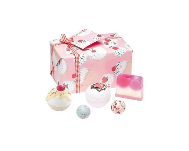 Set cadou Cherry Bathe-well Bomb Cosmetics (bila baie 160g x 2 buc, sapun solid 100g, sare baie 30g x 2 buc)