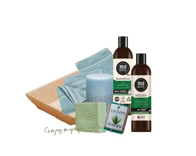 Set cadou cosmetice &bdquo;Aloe Vera Hello Nature&rdquo; cu sampon ( 300 ml) + balsam (90 gr) + set mini prosoape 100% bumbac + lumanare bleu
