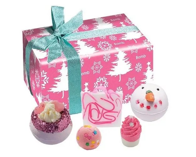 Set cadou Dreaming of a Pink Christmas 5 produse, bile de baie 2x160g + sare de baie 2x50g + sapun solid 100g, Bomb Cosmetics