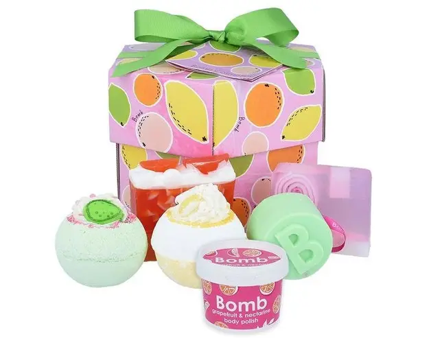 Set cadou Fruit Basket Hexagonal, Bomb Cosmetics, bile baie, sapun solid, gel de dus, exfolaint corporal, 950 g