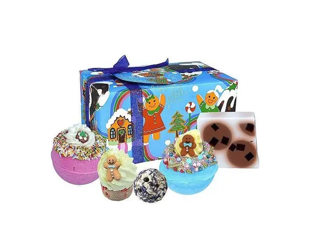Set cadou Gingerbread Land, 5 produse, 2 x bila baie 160 g, 1 x sare baie creamer 30 g, 1 x sare baie mallow, 1 x sapun solid 100 g, Bomb Cosmetics 