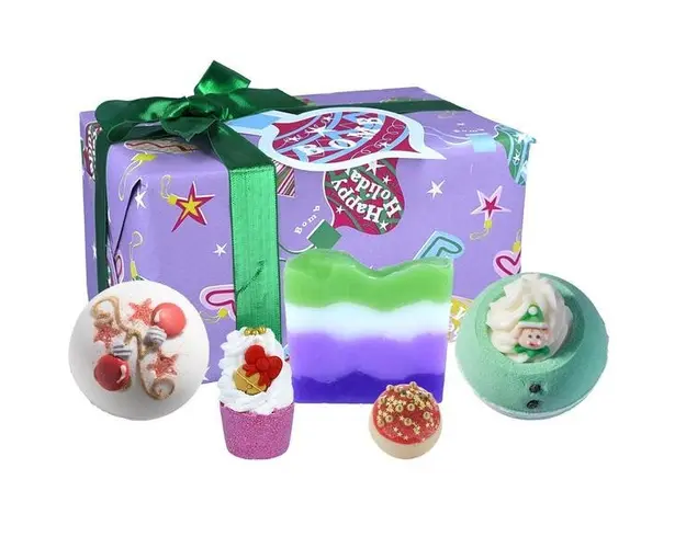 Set cadou Incredibauble Christmas, 4 x bile baie, 1 x sapun solid, Bomb Cosmetics