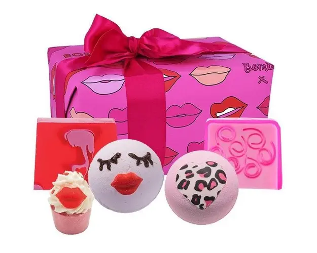 Set cadou Lip Sync Bomb Cosmetics (sapun solid 100g x 2 buc, sare baie 50g, bila baie 160g x 2 buc)