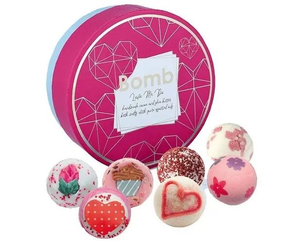 Set cadou Love Me Do Creamer Bomb Cosmetics ( sare baie 30 g x 7 buc)