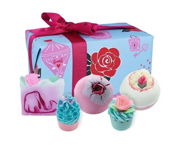 Set cadou Love Potion Bomb Cosmetics (sapun solid 100g, bila baie 160g x 3buc, sare baie 50g)