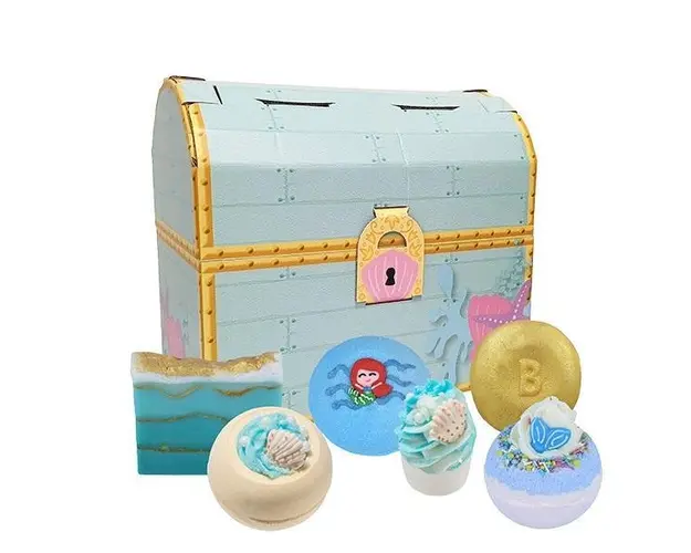 Set cadou Mermaid Treasure, Bomb Cosmetics ( bila baie 160 g x 3 buc, spuma de baie x 1 buc, sare de baie Mallow 50g, x 1 buc, sapun solid 100 g x 1 buc) 