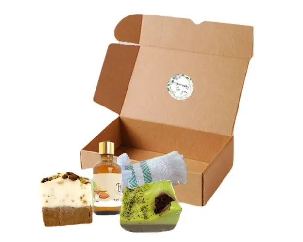Set cadou &bdquo;At&ouml;lye Sabun Kahve&rdquo; cu sapun de menta cu ciocolata (160 gr) + sapun de fenicul si cafea (160 gr) + ulei de migdale dulci (50 ml) + Prosop pentru maini si fata (30x50cm)