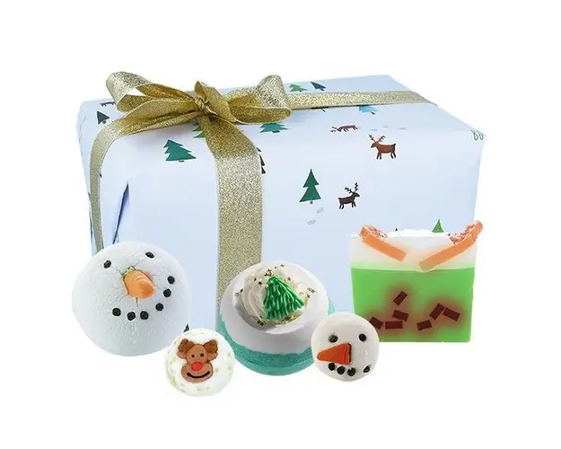 Set cadou Snow Flurry 5 produse, bile de baie 2x160g + sare de baie 2x50g + sapun solid 100g, Bomb Cosmetics