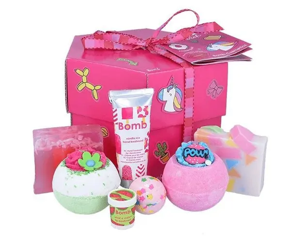 Set cadou Stick With Me Box Bomb Cosmetics ( bila baie 160g x 2 buc, sapun solid 100g x 2 buc, crema de maini, baslam de buze)