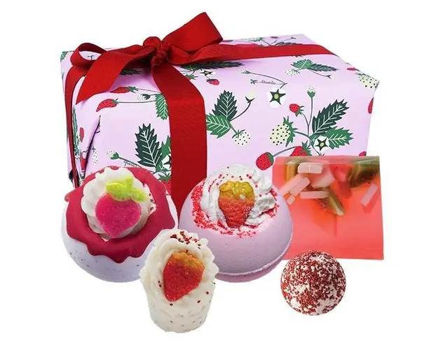 Set cadou Strawberry Feels Forever Bomb Cosmetics (bila baie 160g x 2 buc, sapun solid 100g, sare baie 30g, sare baie 50g)