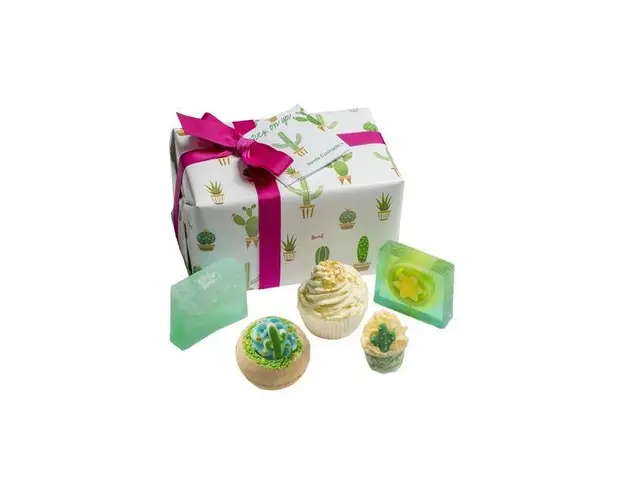 Set cadou Stuck on You, Bomb Cosmetics, bile de baie si sapun solid, 500 g