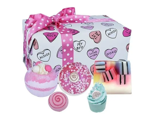 Set cadou Sweet Illusion Bomb Cosmetics (bila baie 160g x 2 buc, sare baie 30g, sare baie 50g, sapun solid 100g)