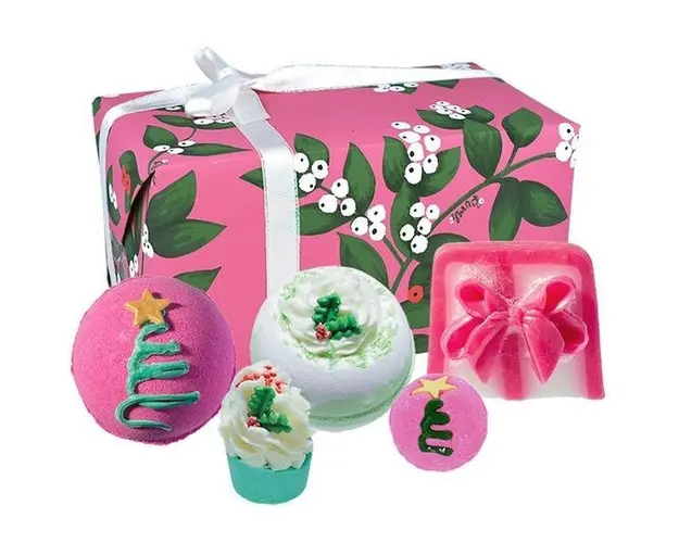 Set cadou Under the Mistletoe 5 produse, bile de baie 2x160g + sare de baie 2x50g + sapun solid 100g, Bomb Cosmetics