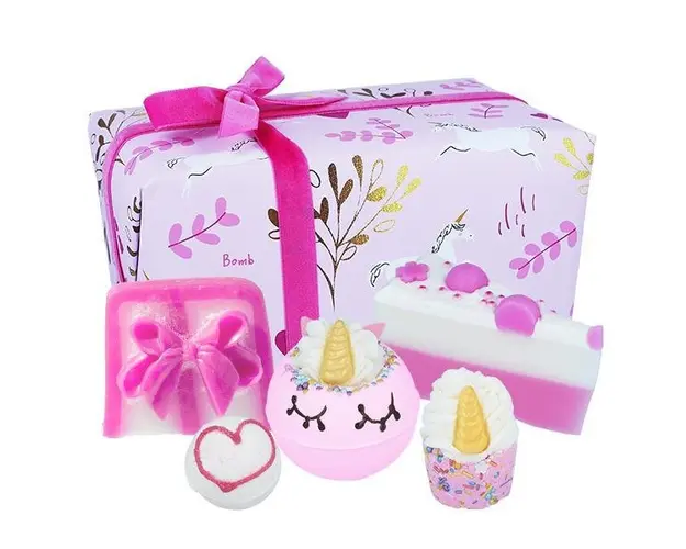 Set cadou Unicorn Sparkle, Bomb Cosmetic ( sapun 100g + sare baie 50g + sare baie 30g + sapun solid 100g + bila efervescenta 160 g)