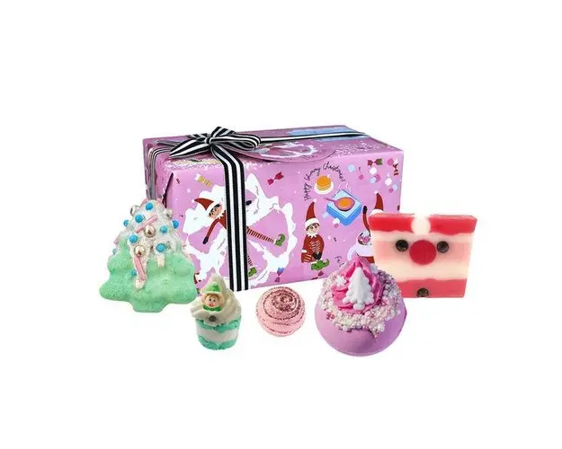 Set cadou Up To Snow Good, 5 produse, 2 x bila baie 160 g, 1 x sare baie creamer 30 g, 1 x sare baie mallow, 1 x sapun solid 100 g, Bomb Cosmetics