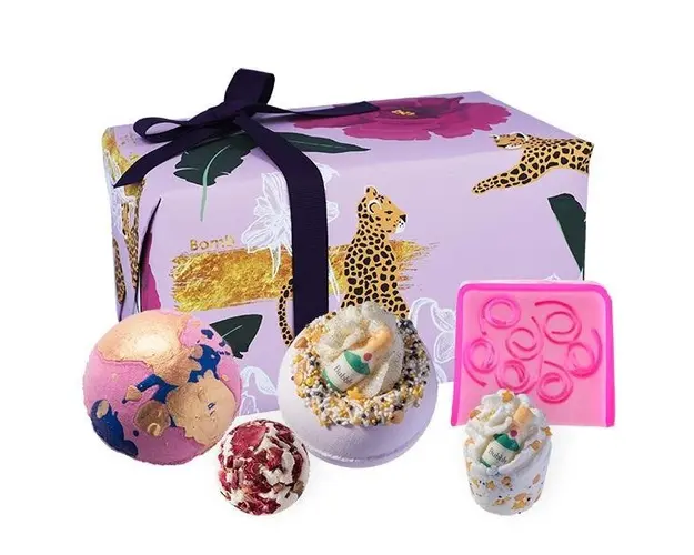 Set cadou Wild at Heart Bomb Cosmetics (bila baie x 2 buc, sare baie 50g x 2 buc, sapun solid 100g)
