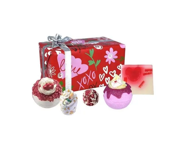 Set cadou Xoxo, 5 produse, 2 x bila baie 160 g, 1 x sare baie creamer 30 g, 1 x sare baie mallow, 1 x sapun solid 100 g, Bomb Cosmetics 