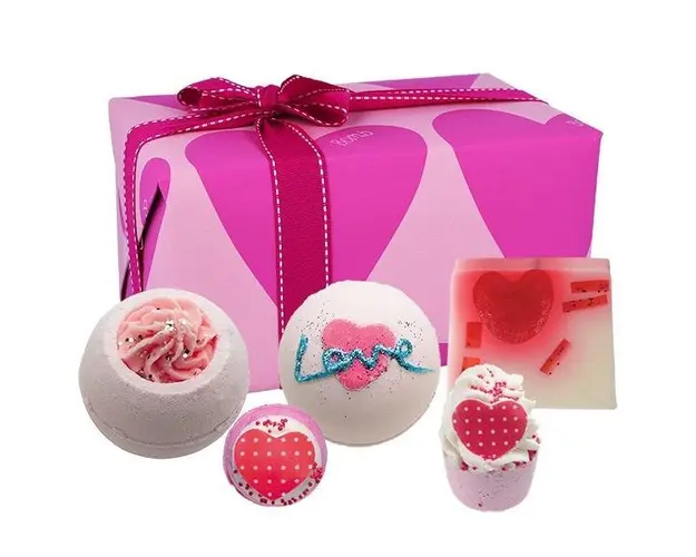 Set cadou You&#039;re So Cupid Bomb Cosmetics (bila baie x 2 buc, sare baie 50g, sare baie 30g, sapun solid 100g)