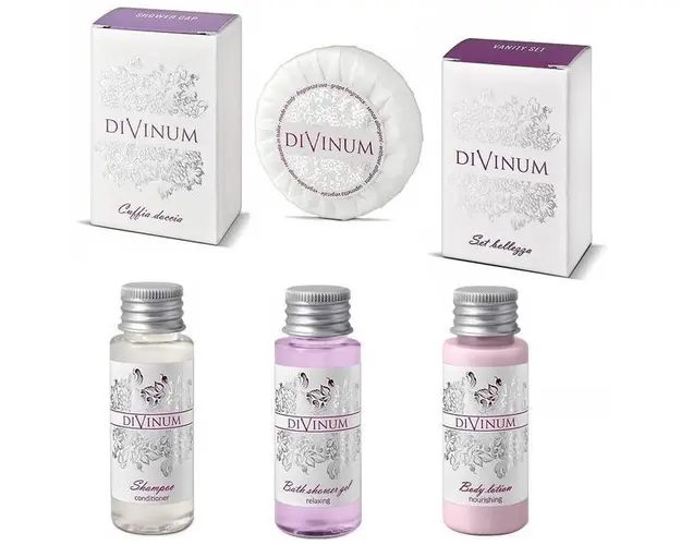 Set Cosmetice Divinum cu Extracte Naturale de Struguri, 50 x Sampon 30 ml, 50 x Sapun 25 g, 50 x Crema Corp 30 ml, 50 x Gel Dus 30 ml, 50 x Casca Dus, 50 x Vanity kit