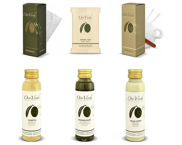 Set Cosmetice Oroverde cu Ulei de Masline, 50 x Sampon 35 ml, 50 x Sapun 12 g, 50 x Crema Corp 35 ml, 50 x Gel Dus 35 ml, 50 x Casca Dus, 50 x Vanity Kit