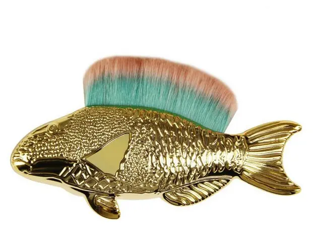 Pamatuf Unghii Model Peste Gold