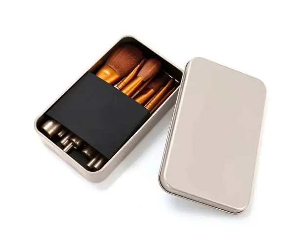 Set 12 Pensule Profesionale Pentru Machiaj in Cutie Metalica, Silver