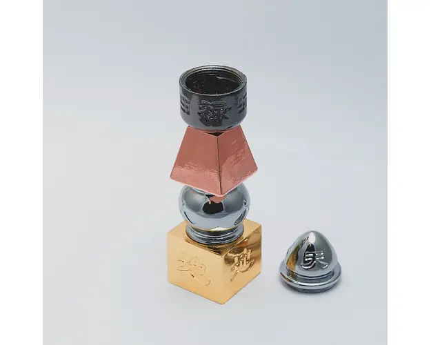 Pagoda celor cinci elemente din metal