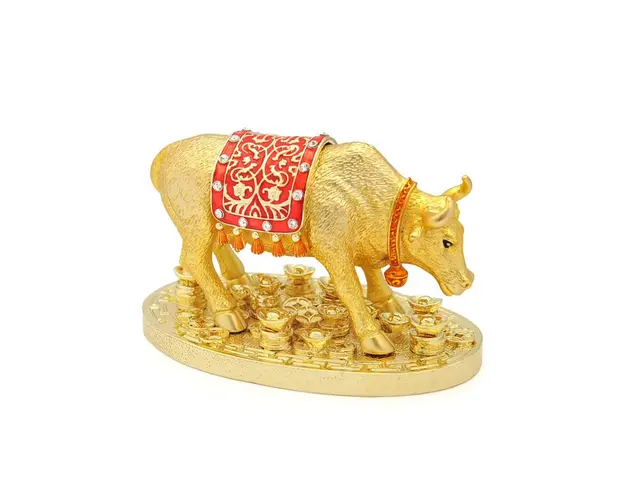Statueta bivol auriu pe monede si pepite