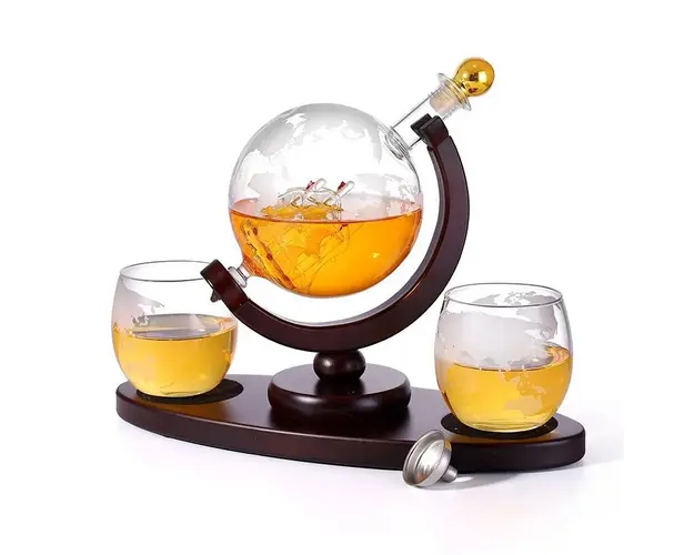 Set decantor cu doua/patru pahare din sticla, design Glob Pamantesc, cu suport de lemn, 850 ml