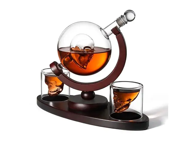 Set pentru Cognac, Whiskey, Sticla-decantor model Cap de Mort si 2 pahare