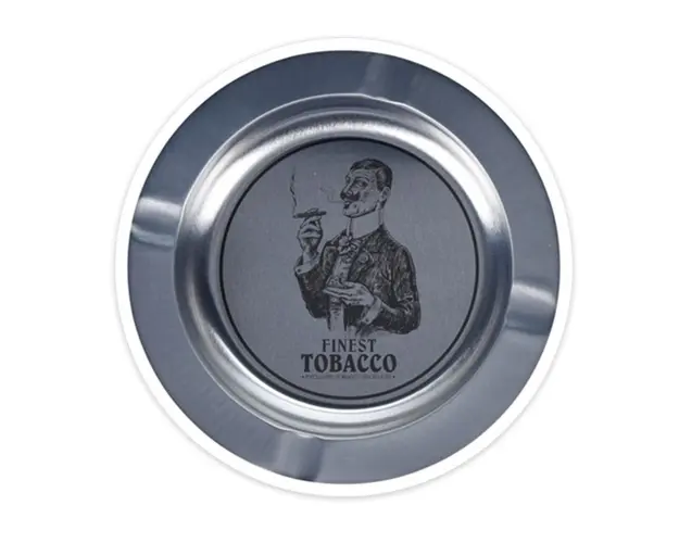 Scrumiera Men with a cigarette, Ø14 cm, metal, argintiu