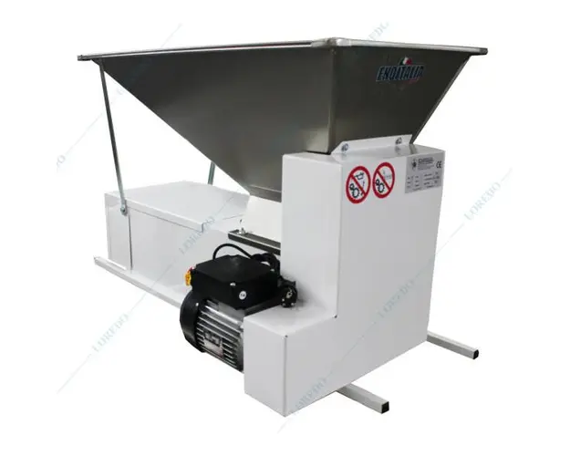 Eno 3 semiinox cu motor, zdrobitor desciorchinator struguri, cu motor, Enoitalia, cuva inox, carcasa tabla smaltuita, cuva cu valturi, motor 0,75 kW, productivitate 1000-1200 kg/h, productie Italia