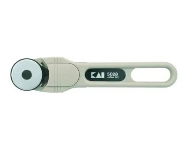 Cutter circular profesional KAI 5028, diametru 28 mm, lama din otel SKS-7, sistem de protectie, folosit pentru textile, piele, hartie, carton, folii.