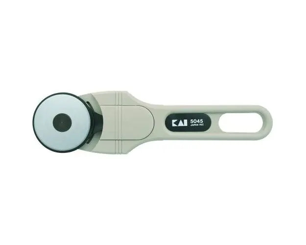 Cutter circular profesional KAI 5045, diametru 45 mm, lama din otel SKS-7, sistem de protectie, folosit pentru textile, piele, hartie, carton, folii.