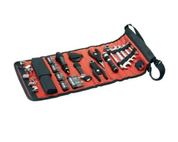 Set 71 accesorii Black & Decker - capete de insurubat, chei, tubulare, surubelnita, lanterna, baterii, cleste, patent A7144
