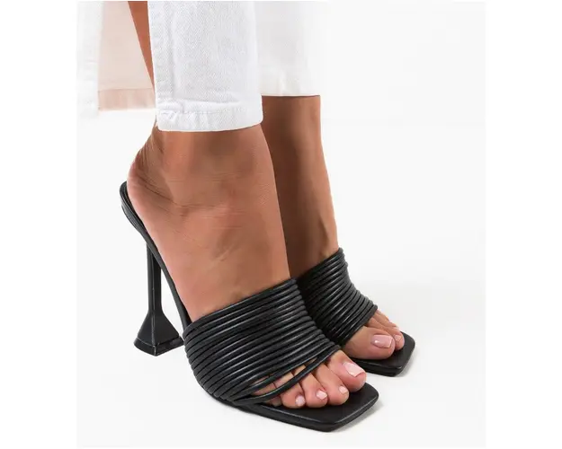 Saboti dama Chandler Negri