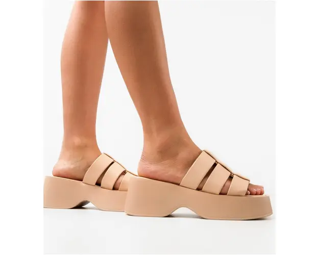 Saboti dama Consuelo Bej