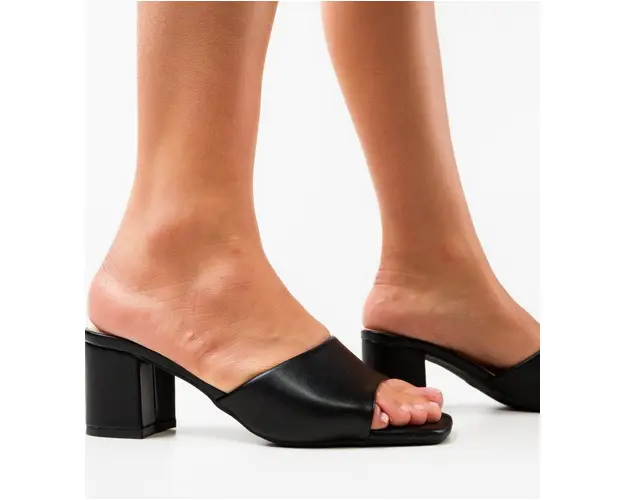 Saboti dama Coraline Negri