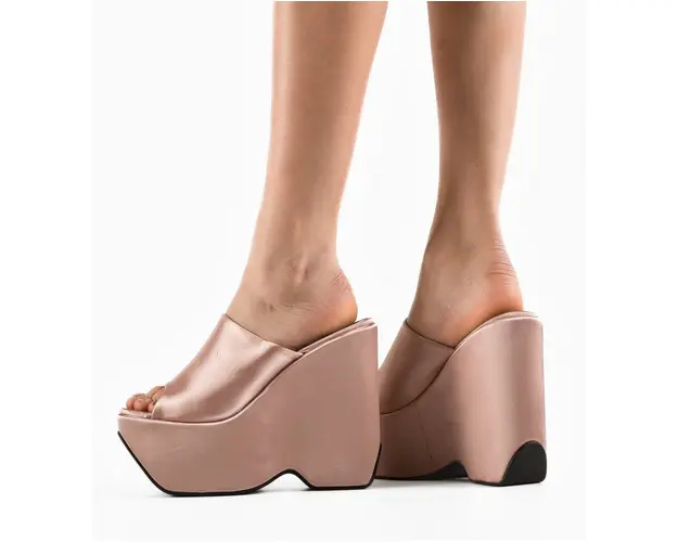 Saboti dama Kayleig Roz