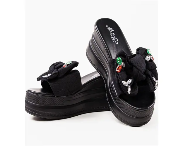 Saboti dama Sadie Negri