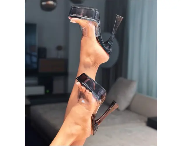 Saboti dama Woody Negri