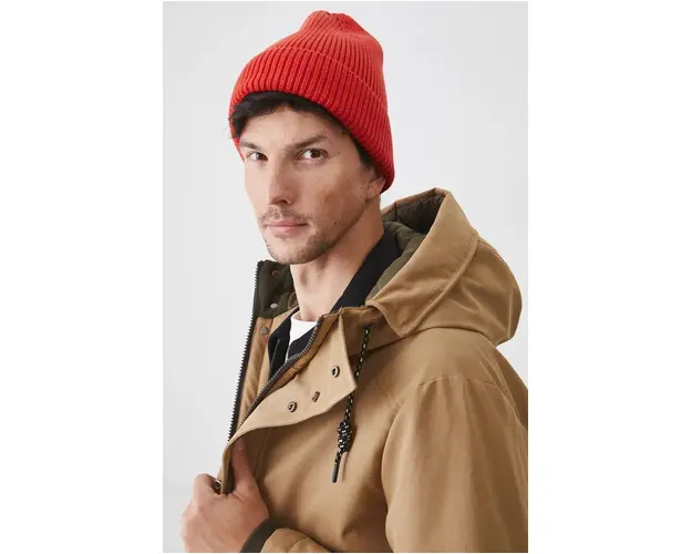 Medicine caciula culoarea rosu