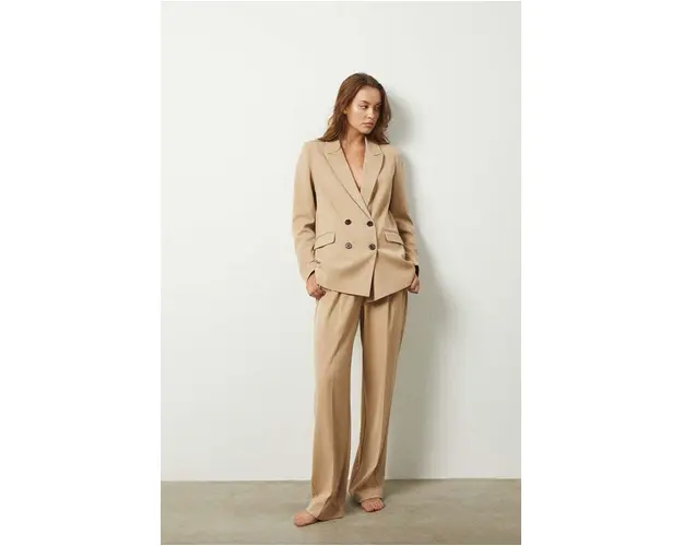 Medicine sacou culoarea bej, cu doua randuri de nasturi, neted