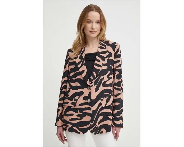 Sisley sacou un singur rand de nasturi, modelator