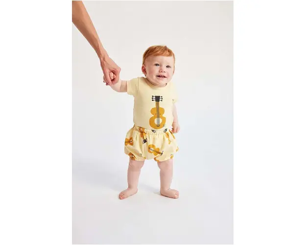 Bobo Choses pantaloni scurti din bumbac pentru bebelusi culoarea galben, modelator